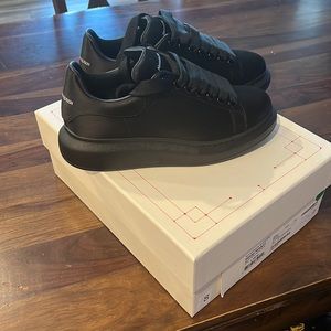 Alexander McQueen Satin Oversized Sneaker - Black - 37.- NWT